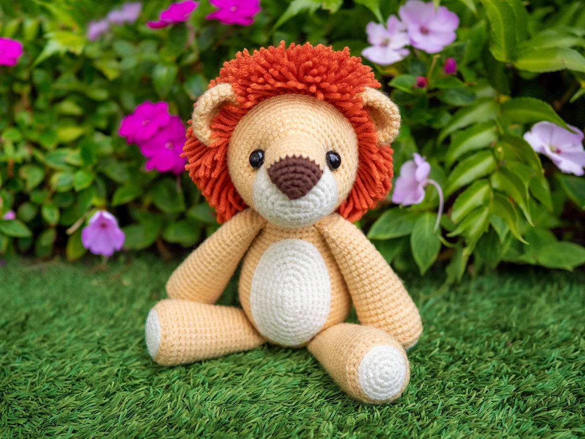 Free lion crochet pattern (front view)