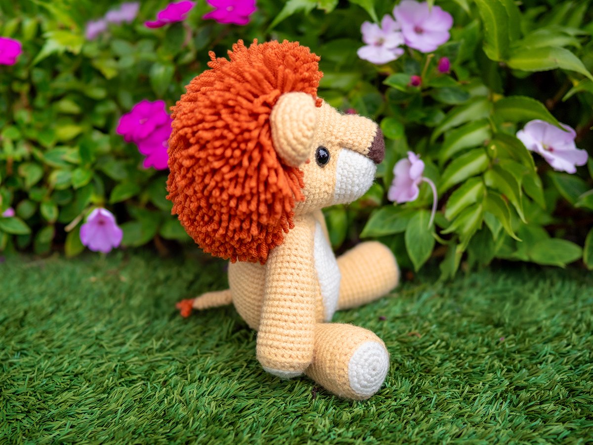 Free lion crochet pattern (side view)