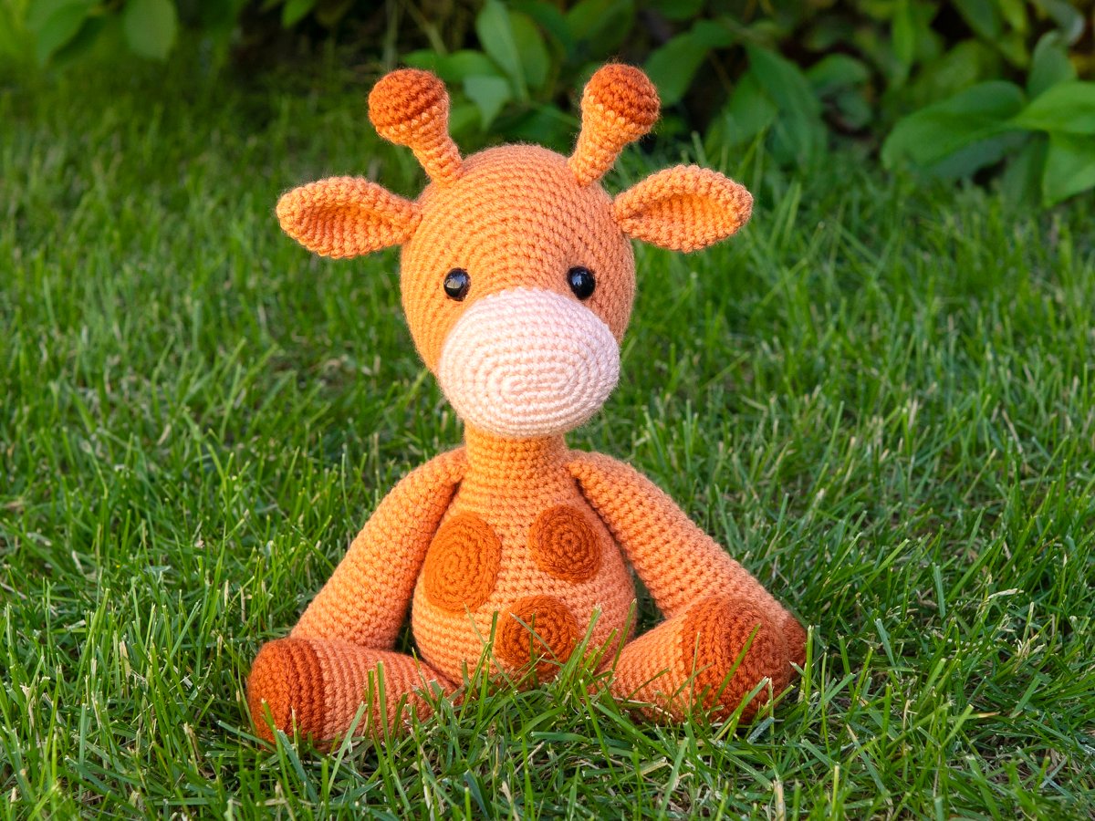 Giraffe amigurumi - free crochet pattern (front view)