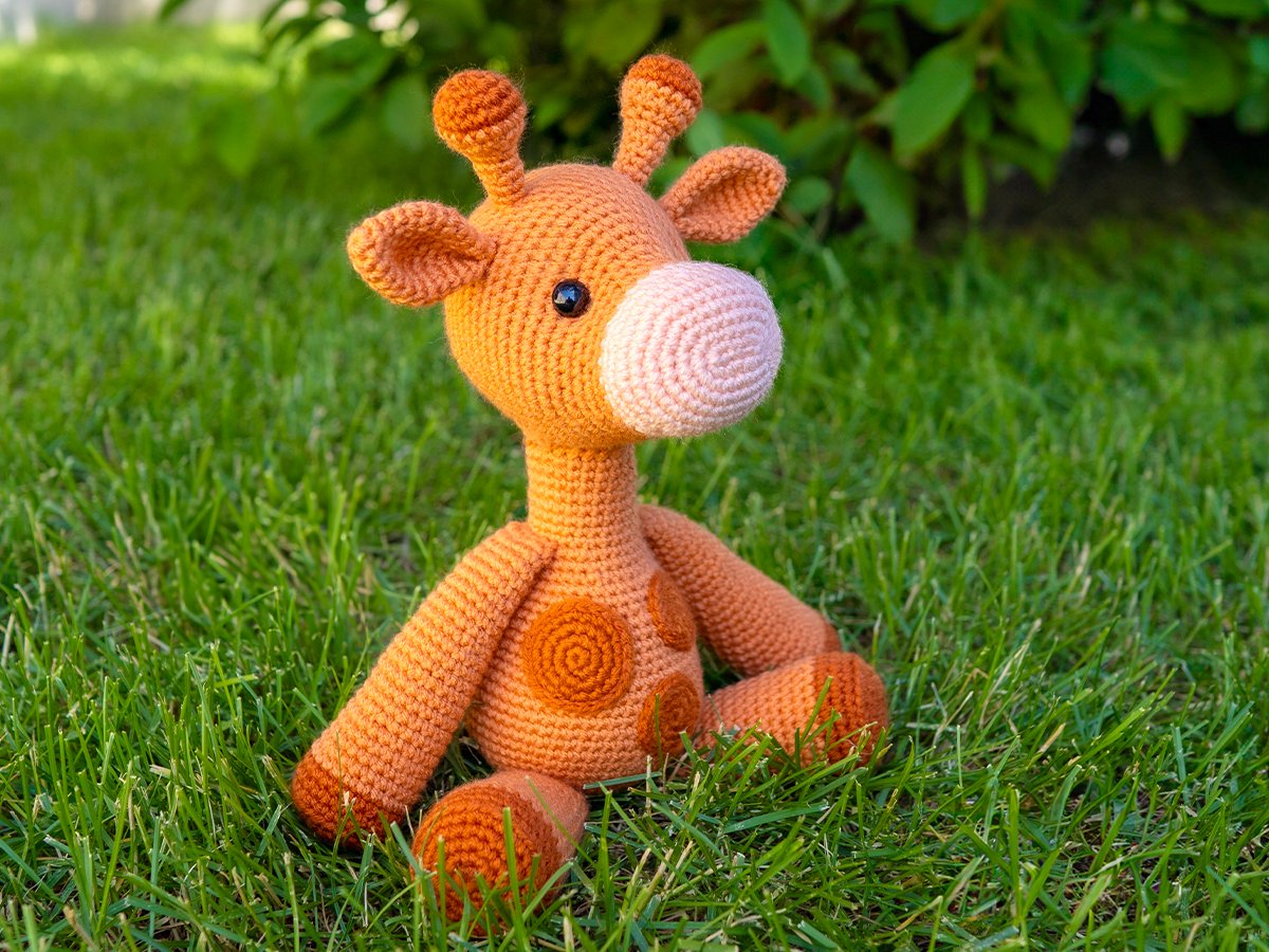 Giraffe amigurumi - free crochet pattern (3/4 view)