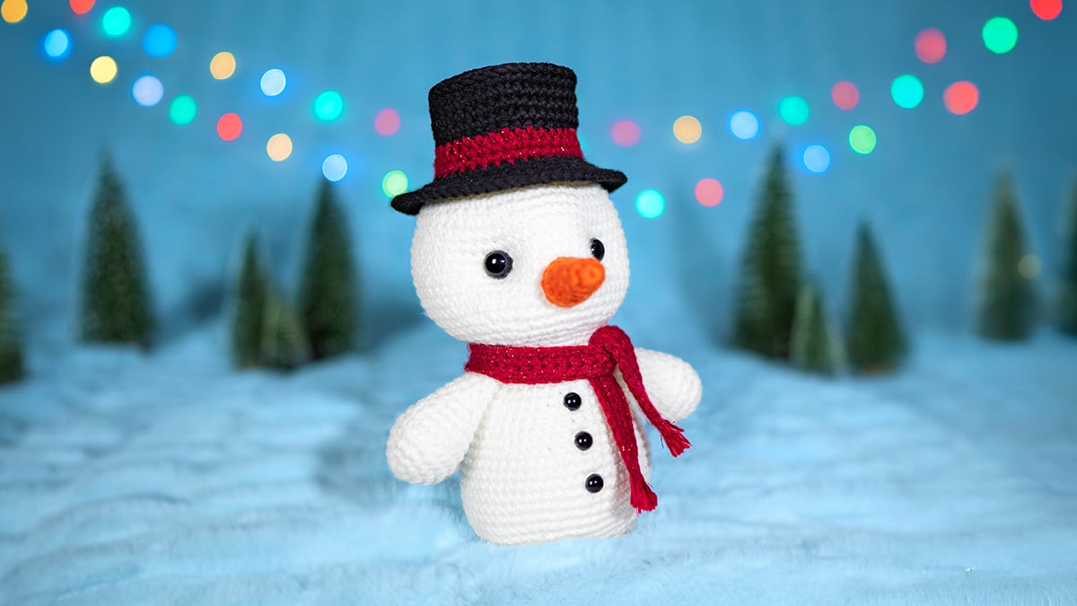 Crochet snowman - free amigurumi pattern