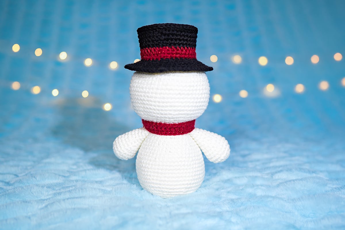 Snowman amigurumi pattern (free!) - Back view