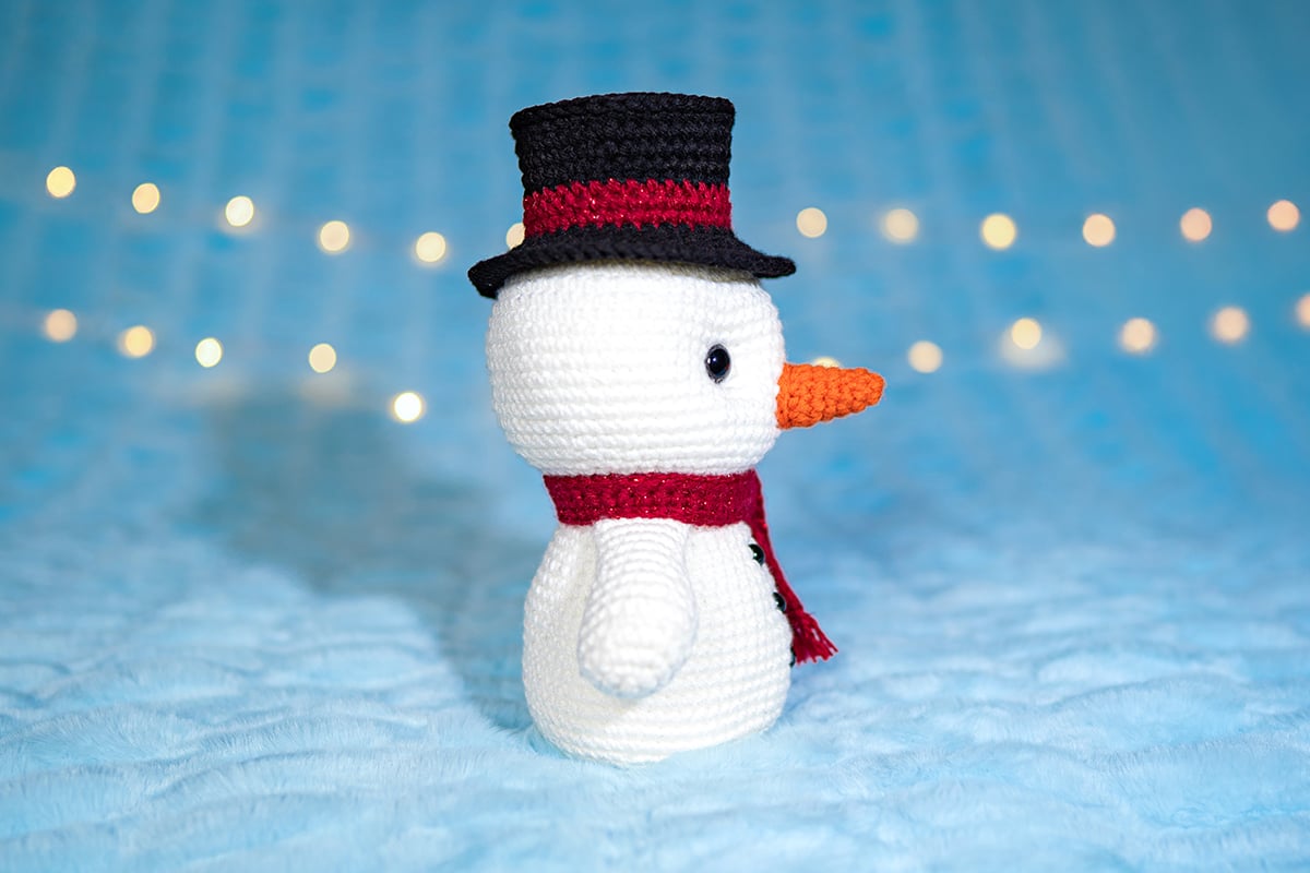 Snowman amigurumi pattern (free!) - Side view